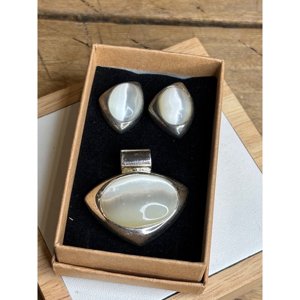 Silver-Tone White Mother Of Pearl Pendant & Earrings Jewelry Set In Gift Box
